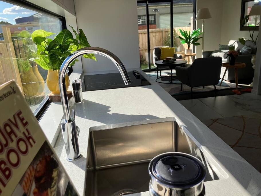 2-Bedroom Ensuite, Close To City, Comfortable, Accessible With Own Parking Christchurch Dış mekan fotoğraf